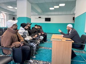 Студенты-иностранцы узнали о нормах поведения в России в ходе визита в мечеть